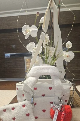 Mini Bolso de Mano Madden Girl Crema Sherpa CORAZONES ROJOS con Arco, Corazones, Perla, Dijes para Llaves Nuevo con Etiquetas Foto 1 de 4