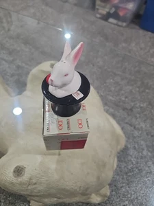 DE COLECCIÓN 4 PULGADAS CONEJO EN SOMBRERO MÁGICO SALERO - Imagen 1 de 4