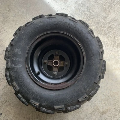 Rueda trasera y neumático Yamaha Warrior 350 Foto 1 de 4