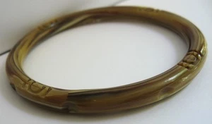 VINTAGE CARVED MARBLED CELLULOID BANGLE BRACELET - Picture 1 of 2