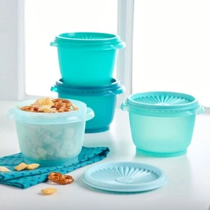 Tupperware NUOVO Servalier ciotole verde 20 once set 4 con guarnizioni ermetiche One Touch - Foto 1 di 1