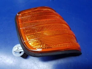 Mercedes W126 Sedan Frt Indicator Lens amber rgt hand- 000 820 91 21, 0008209121 - Picture 1 of 5