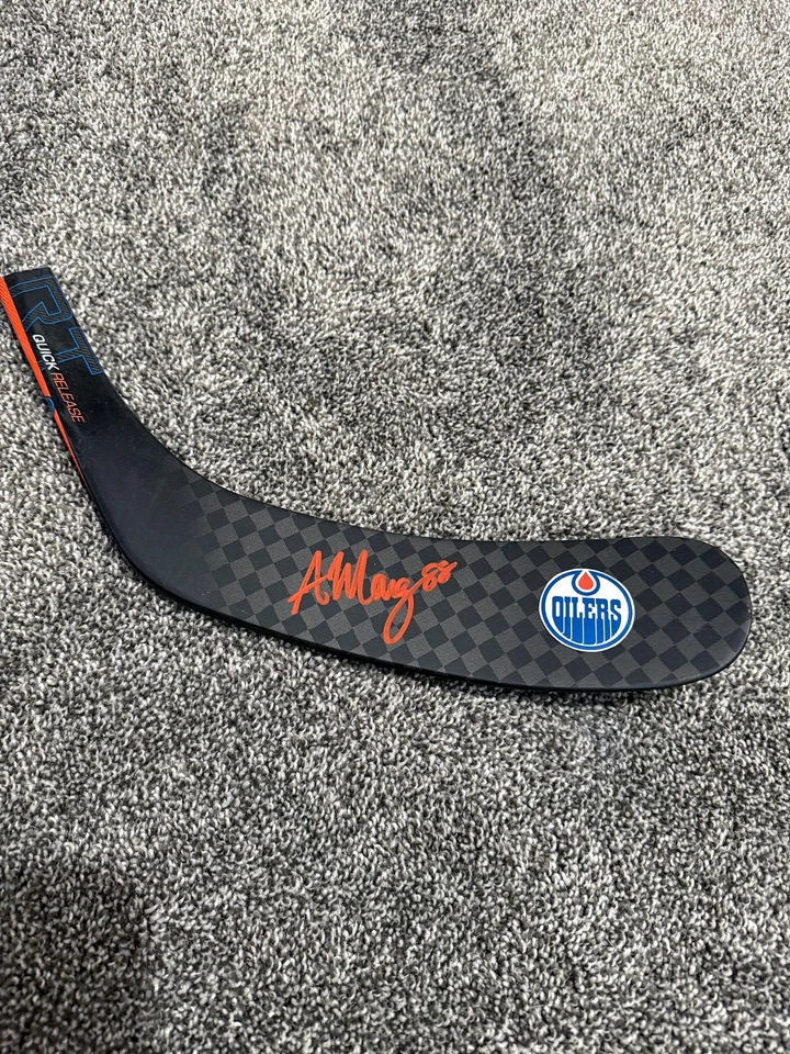 安德鲁·曼贾帕内 埃德蒙顿油人队 亲笔签名 签名 曲棍球棒 刀片 正品证书 — 第 1/1 张图片