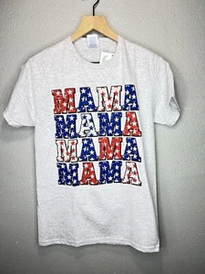 ¡NUEVO! Camiseta Mama Patriotic 4 de Julio Gráfica Roja, Blanca y Azul Talla Pequeña - Imagen 1 de 5