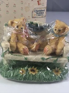 Cherished Teddies CRT240 Zwei Bären auf Bank Event Figur Herz CT14 C3 - Bild 1 von 6