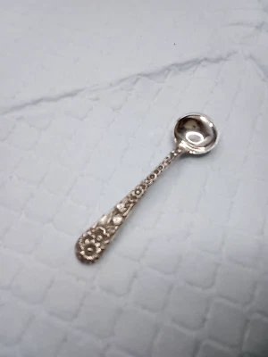 Colher de sal vintage Kirk & Son Repousse prata esterlina - Excelente - Imagem 1 de 3