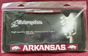 Metall Nummernschild Rahmen Collegiate Arkansas Razorbacks Schweine Neu im Paket Neu - Bild 1 von 4