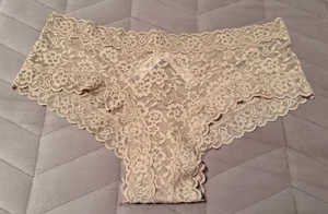 Victoria's Secret Cheeky-Höschen The Lacie beige Pralinenspitze ~ LARGE ~ neu mit Etikett! - Bild 1 von 4