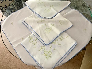 VIER VINTAGE WEISSE BAUMWOLLE GROSSE TISCHSERVIETTEN ~ 16" x 16" BLAU BLUMENDESIGN - Bild 1 von 2