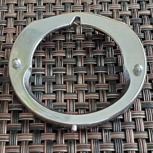 ORIGINALE GANCIO NAVETTA FISSAGGIO ANELLO COPERTURA GARA PER BABYLOCK JANOME KENMORE+ J4.5 - Foto 1 di 3