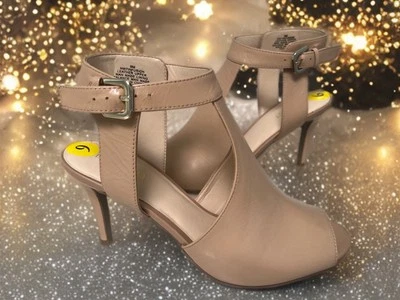 Fabulous Nine West Nude Side-Buckle Leather Peep Toe Sandals - US Size 9M - Image 1 of 4