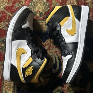 Size 8.5 - Air Jordan 1 Mid Black University Gold - Super Clean - Picture 1 of 6