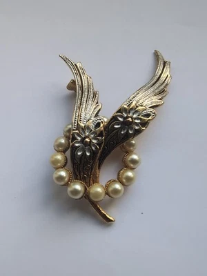 Vintage Damascene Ladies Feather & Faux Pearls Silver & Gold Tone Brooch - Image 1 of 4