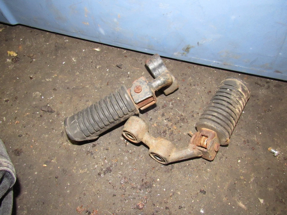 Clavijas delanteras izquierda derecha Suzuki GS850 G 1981 Foto 1 de 1