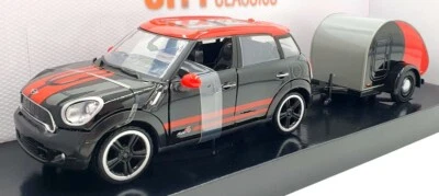 Motor Max 1/24 Scale 79762 - Mini Cooper S Countryman & Caravan - Black/Red - Image 1 of 4