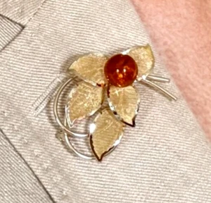 NEW - Delicate Gold-plated Brooch with natural cherry-colored Baltic Amber bead - Picture 1 of 6