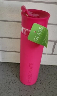 Botella de agua de vidrio sin BPA con funda de silicona y tapa abatible rosa con... Foto 1 de 4