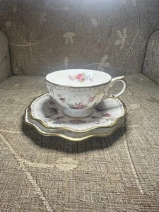 Uno splendido Royal, Corona, Derby. Antonietta. Tazza da tè, piattino e piatto da tè - Foto 1 di 2