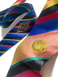 GIANNI VERSACE CORBATA VINTAGE AÑOS 90 CABEZA MEDUSA ARCO IRIS TALLER TEJIDA AZUL ITALIA - Imagen 1 de 19