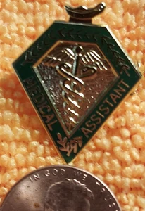 Vintage Medical Assistant MA Caduceus Lapel Pin - Imagen 1 de 2