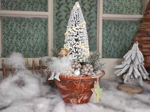 Gesteck im Harztopf, mit Tannenbaum, Elfenkind, beleuchtet, Weihnachten - Bild 1 von 4