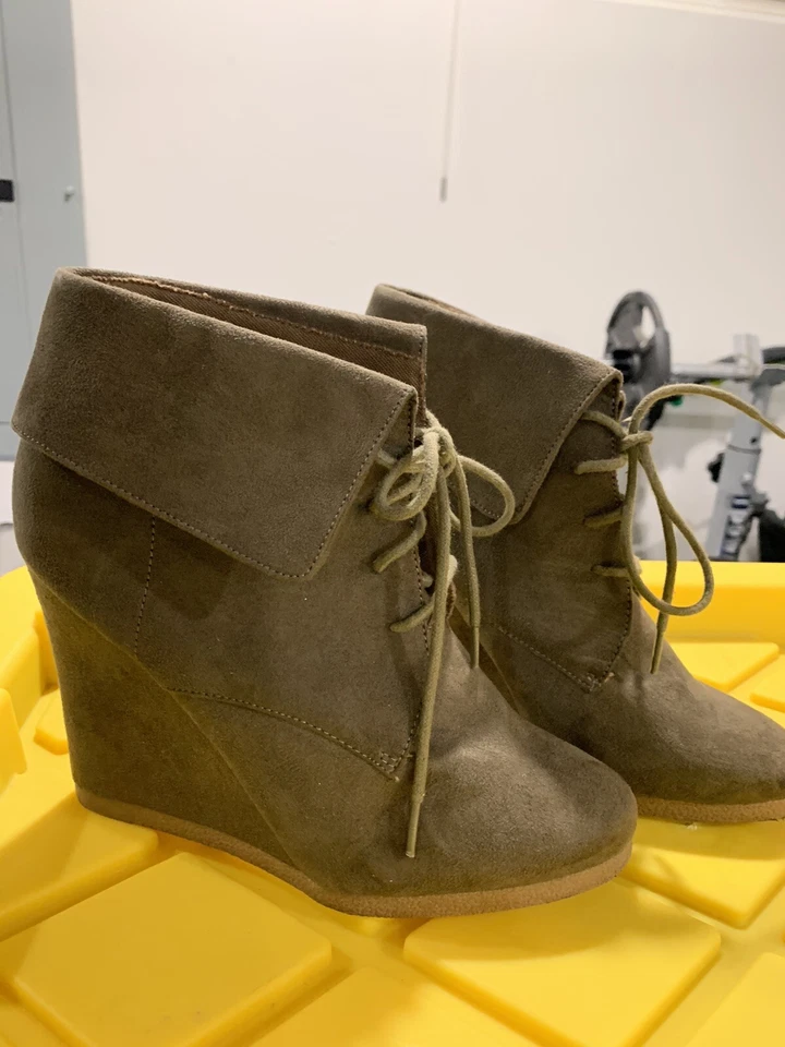 Mossimo Dark Brown Suede Women’s shoes - Size 8.5 - Image 1 of 4