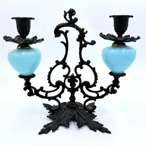 Antiker zweiarmiger Kerzenleuchter verziert Gusseisen mit blauem Glas - Bild 1 von 9