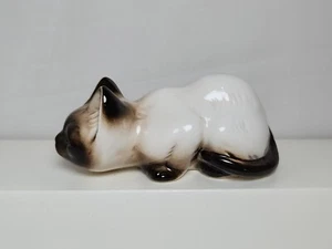 Vtg ENESCO Siamese Cat Figurine Ceramic Crouching Chocolate Point Blue Eyes 4.5" - Picture 1 of 10