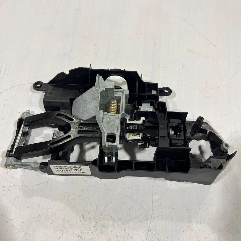 OEM  BMW 640i 650i F10 2011-2016 REAR LEFT DRIVER SIDE DOOR HANDLE CARRIER - Image 1 of 4