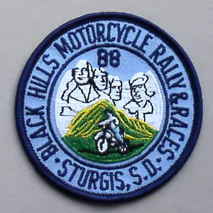 ⭐STURGIS JACKPINE GITANO CLÁSICO FUNDADORES 1988 HARLEY RALLY CHALECO CHAQUETA PARCHE - Imagen 1 de 1