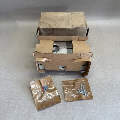 Vintage HONEYWELL CHRONOTHERM THERMOSTAT T8085A1004 24v AC Hands CLOCK NEW NOS - Image 1 of 4