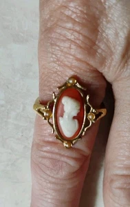 Avon 1970s French Lady Cameo Coral Cream Gold Tone Adjustable Ring Sz In& 1/2 - Picture 1 of 6