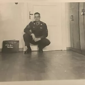 Foto hombre encontrado en blanco y negro en uniforme militar años 50 - Imagen 1 de 3