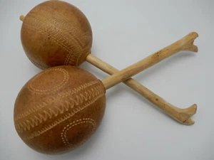 Scuotitore Maracas zucca intagliato a mano manici in legno dal Perù #1 R - Foto 1 di 10