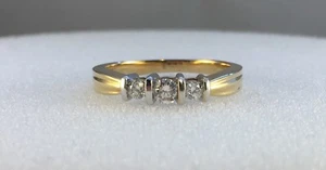 Anello in oro 18 kt con diamanti taglio brillante trilogy 0,24 ct misura N 4,5 g NUOVO - Foto 1 di 8
