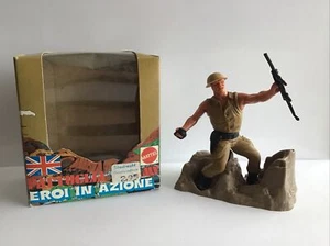 VINTAGE MATTEL 1974 EROI IN AZIONE EROI IN AZIONE SOLDATO BRITANNICO TOM GRANATA - Foto 1 di 16