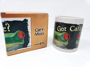 Tazza da caffè Leanin' Tree Frog "Ho la caffeina?" 12 oz vintage 1999 con scatola - Foto 1 di 24