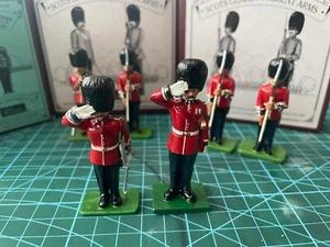 Brazos presentes de los guardias escoceses británicos - Imagen 1 de 3