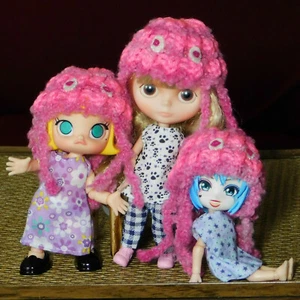 Tiny Knit Jellyfish Hat - Fits Obitsuroid, Nendoroid Molly Pop Blythe Dolls - Picture 1 of 4