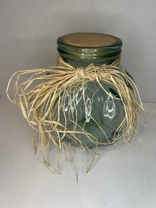 Großer Vintage Pier 1? Grüner Glaskürbis mit Korkdeckel 10”x8” - Bild 1 von 5