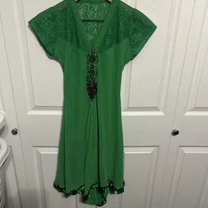 Smaragdgrün Seide Fee Minikleid Spitze bestickt Taschentuchsaum Gr. Small - Bild 1 von 7