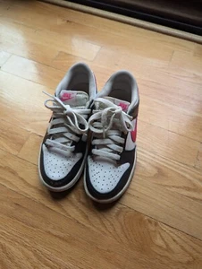 Zapatillas Nike Dunk Low 3.5Y Grade School Rosa Negro Blanco  - Imagen 1 de 6