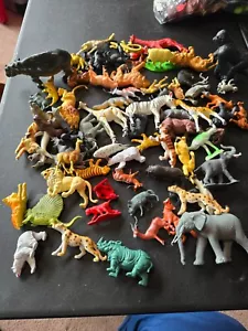 Lote de 73 figuras de animales salvajes de plástico multicolor vintage - Imagen 1 de 8