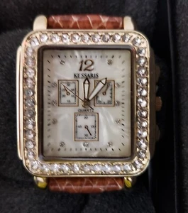 Reloj para mujer Kessaris cuadrado estrás caja tono dorado correa marrón esfera mop cuarzo - Imagen 1 de 9