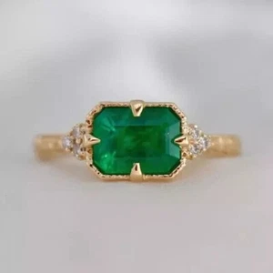 Anillo de compromiso estilo Art Deco esmeralda y diamante creado en laboratorio chapado en oro de 14K - Imagen 1 de 3