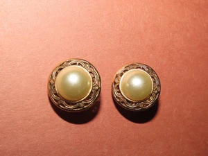 1980s RETICULATED CLIP-ON EARRINGS FAUX PEARL CABOCHONS BY 1928 VINTAGE - Picture 1 of 2