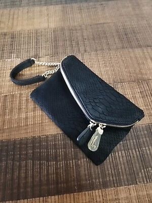 Bolso sin asas Henri Bendel negro con patrón de piel de serpiente  Foto 1 de 4