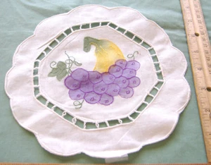 TAPETE BLANCO REDONDO SIETE 1/2 PULGADAS CON DETALLES DE UVAS~C - Imagen 1 de 4