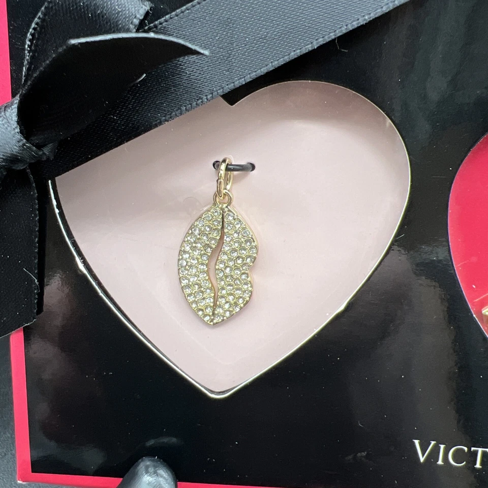 Collar y 3 dijes con dije dorado Victoria's Secret sin usar, en caja Foto 1 de 4