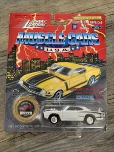 Johnny Lightning Muscle Cars USA 1970 Dodge Super Bee 1:64 Gold - Picture 1 of 6